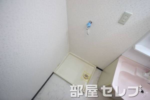 洗濯機置き場はこちらへ。