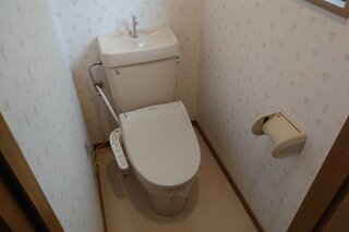 綺麗なトイレ。窓があって明るいです。