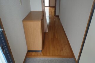 玄関からキッチンを隠すこともできます。