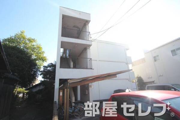 どっしとした外観です。