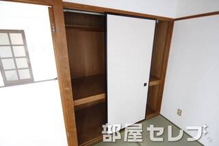 奥行きのある収納。