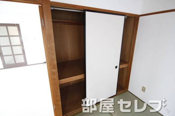 奥行きのある収納。