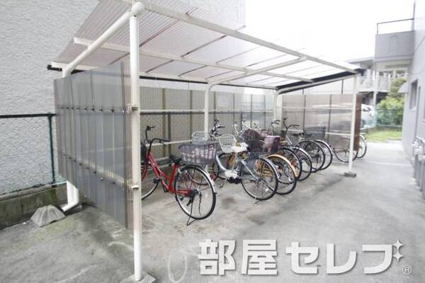 駐輪場。