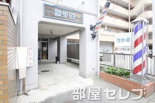 1階に床屋さん。