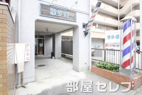 1階に床屋さん。
