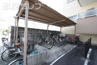 屋根付きの駐輪場です。
