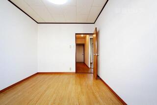 北東側の照明付きのお部屋です。