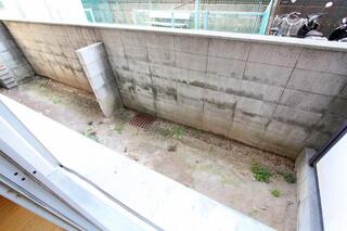 １階はシャッター雨戸があり、少し広い専用庭になります。