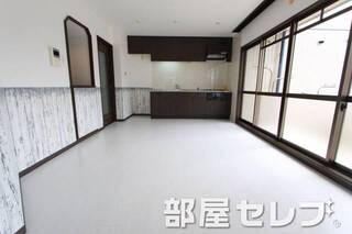 白基調で明るいですよ。