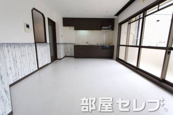 白基調で明るいですよ。
