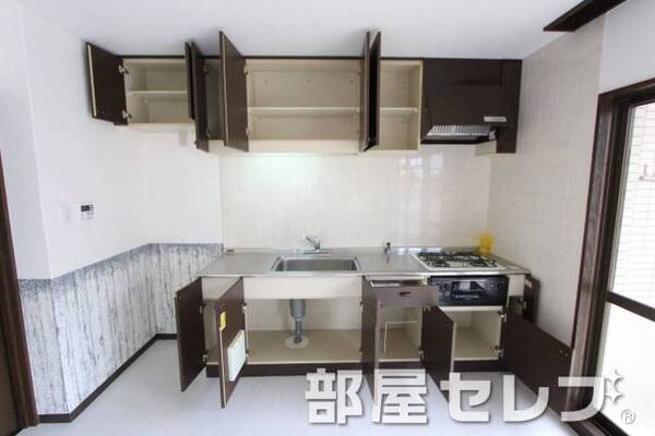 キッチンこんなに収納あります。