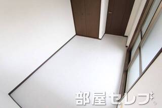 白基調の居室もありますよ。