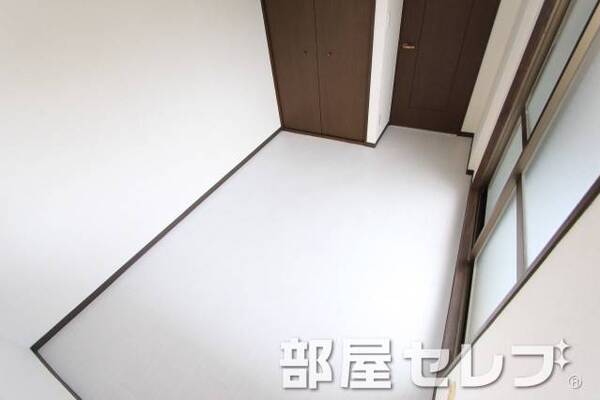 白基調の居室もありますよ。