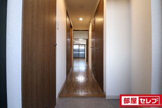 玄関も広々