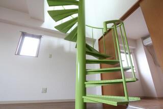 お洒落な螺旋階段で屋上に出られます。