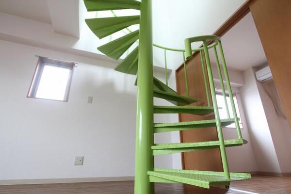 お洒落な螺旋階段で屋上に出られます。