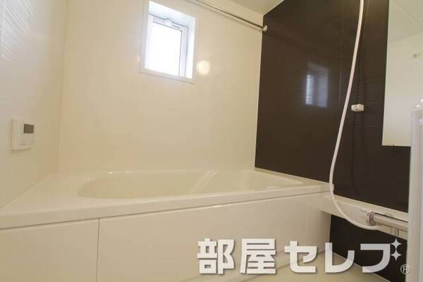 広々バスルームです。