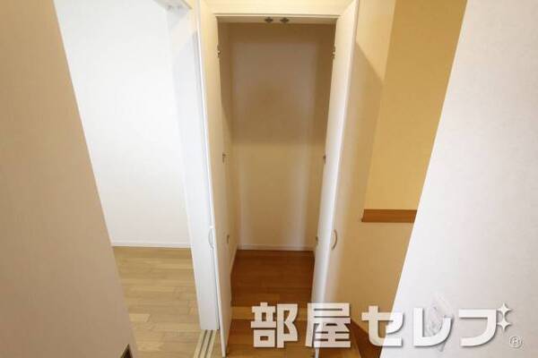 廊下にも収納あります。