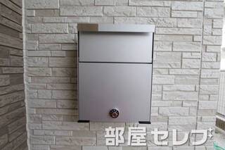 玄関口にダイヤル式ポストあります。