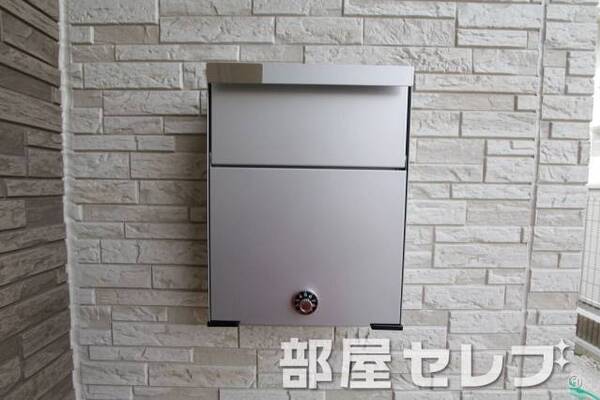 玄関口にダイヤル式ポストあります。