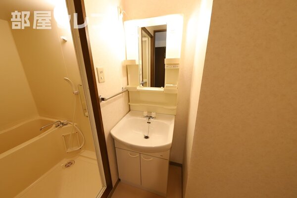 真っ白なお部屋とブラウンの水回りでギャップ出してます