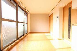 窓の多い開放的なお部屋です