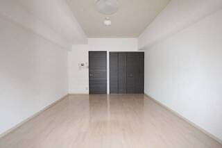 建具とフロアのコントラストが美しい居室です。