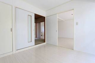 白が特徴的なお部屋となっております