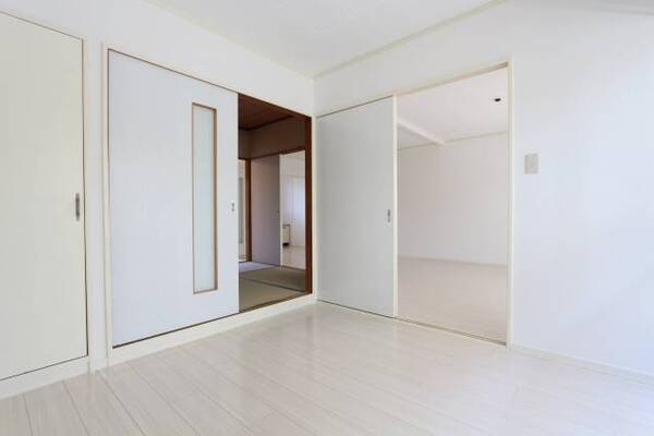 白が特徴的なお部屋となっております