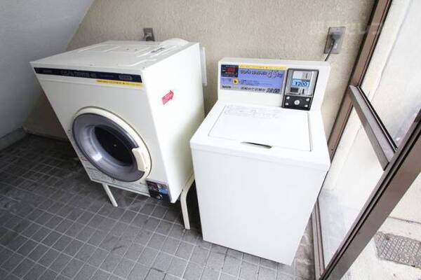 1階エントランスにコインランドリーが有ります。