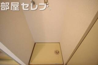 洗濯機置き場はこちらへ。他号室の写真です。