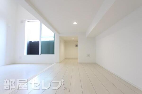 白基調で明るい部屋です。