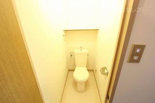 洋式トイレでコンセントもあります。