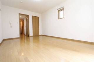 白の壁紙で明るいお部屋に感じます。