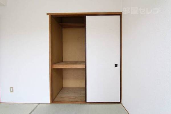 ※302号室内装写真参照