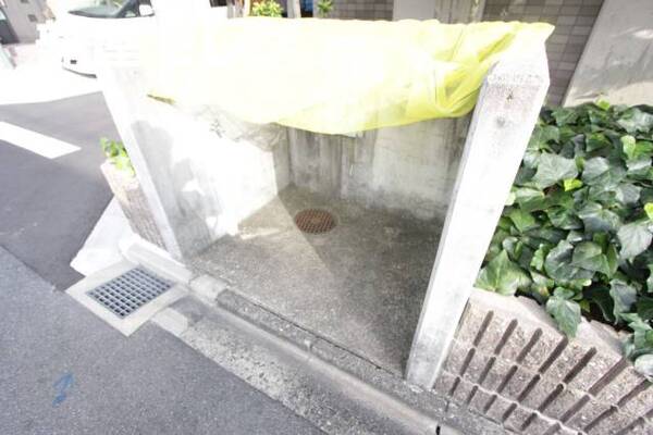 ゴミ置き場。
