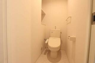 個室トイレにはウォシュレットもついてます
