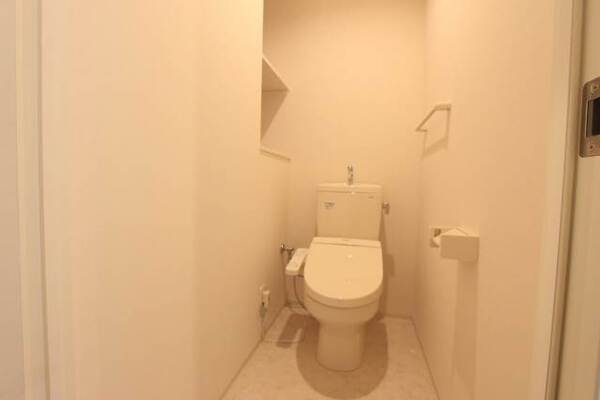 個室トイレにはウォシュレットもついてます