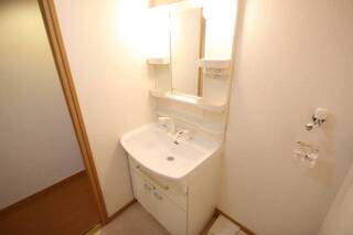 明るい洗面台です。※他号室の写真です