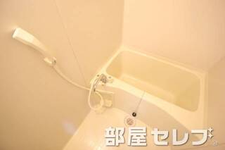 清潔感あるバスルーム。