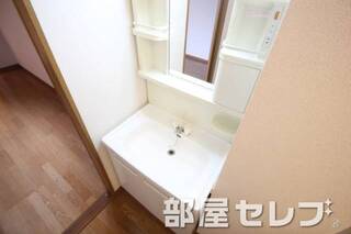 独立洗面台。