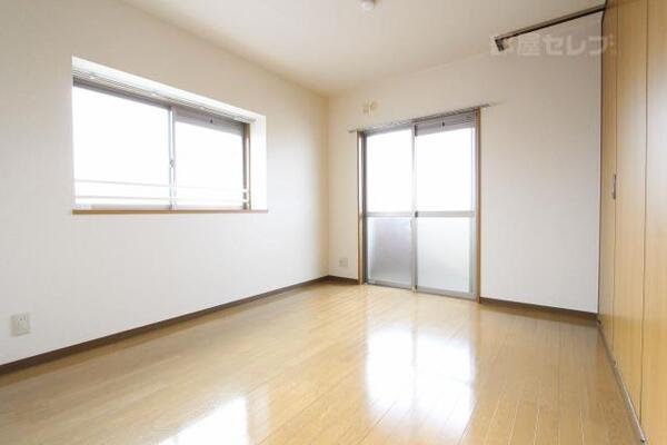2面採光で明るい部屋です。