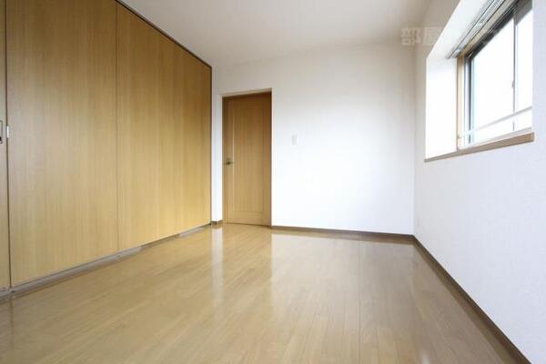 可動式の敷居で部屋を2つに分ける事が出来ます。