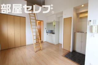 机とソファーをおいてもまだ余裕があります。