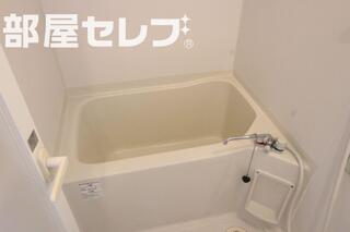 鏡・棚付きのお風呂場です。