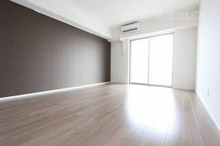 リビングの隣で奥の部屋です