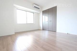 玄関側の奥の部屋です