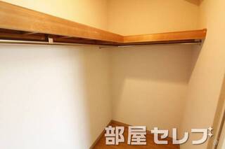 ウォークインクローゼットでたっぷり収納できます　