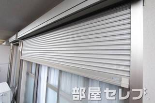 １階はシャッター式雨戸付いてます。安全です。