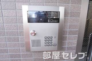 エントランスはオートロックです